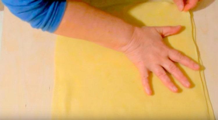 We cover this layer of dough with another one.