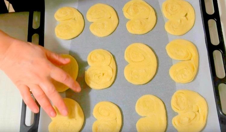 We spread the resulting cookies on a baking sheet.