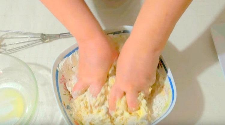 Mix the mass with your hands.