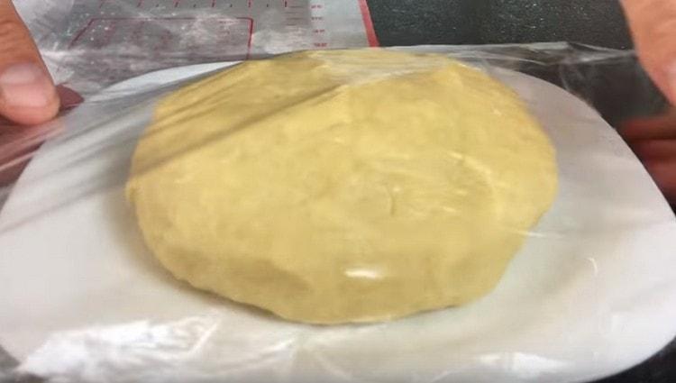 Leave the dough to rest for half an hour.