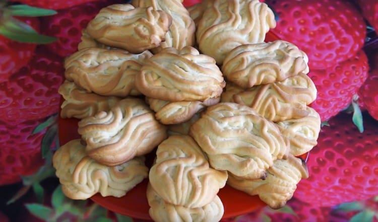 Chrysanthemum cookies can also be decorated with icing sugar if desired.