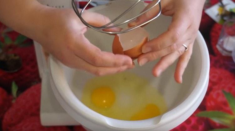 In the bowl of the mixer, beat the eggs.