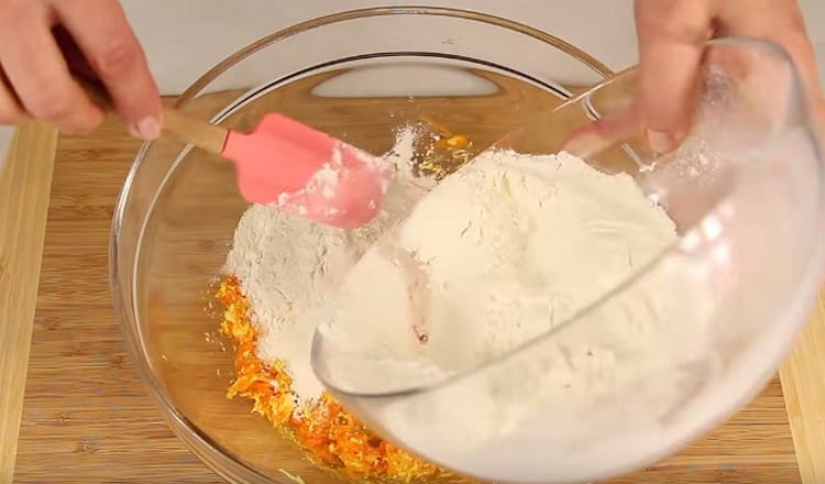 Gradually introduce the flour and knead the dough.