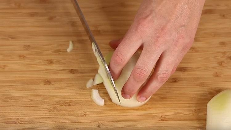 Cut the onion into thin half rings.