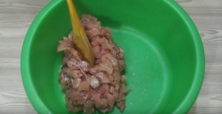 Put slices of fillet in a bowl.