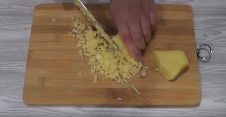 Cut the potatoes into small pieces.
