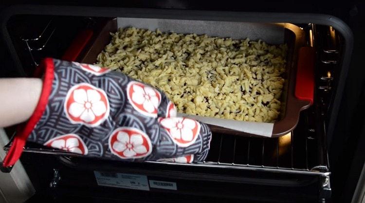 We send the cake to the oven.