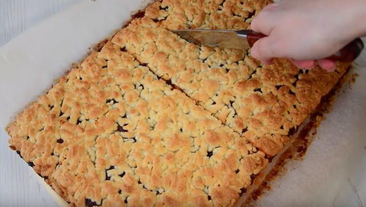 As you can see, crumb pie with jam is very easy to prepare.