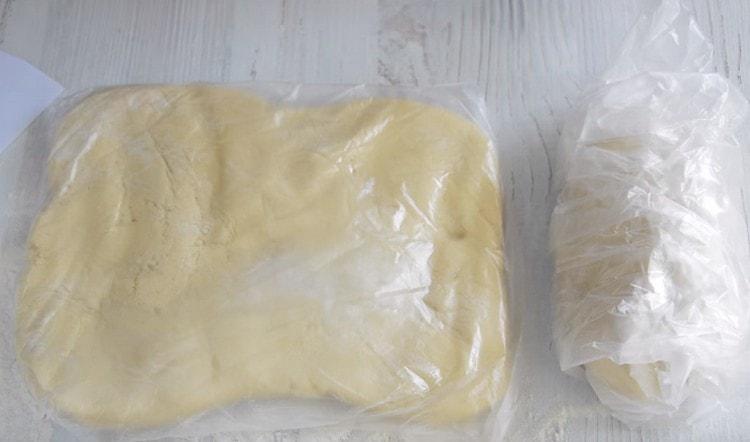 We leave one third of the dough to sprinkle the pie, and a large one will be its base, we send them to the refrigerator.