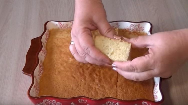 Such a pie on sour cream will perfectly complement your tea party.