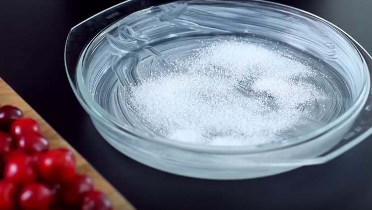 Sprinkle the form with sugar.