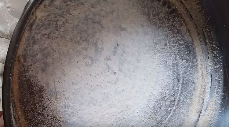 Lubricate with butter and sprinkle with breadcrumbs baking dish.