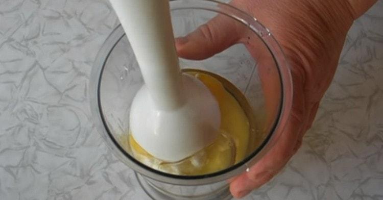 We interrupt cottage cheese with egg and sugar in a blender.