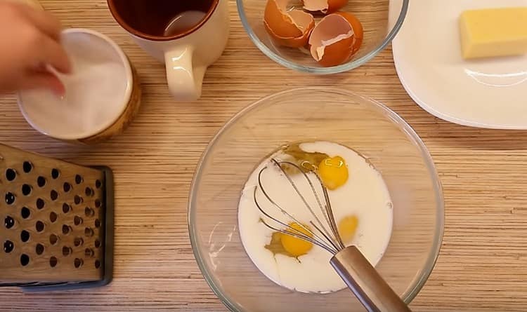 To fill the pie, beat the eggs with milk and salt.