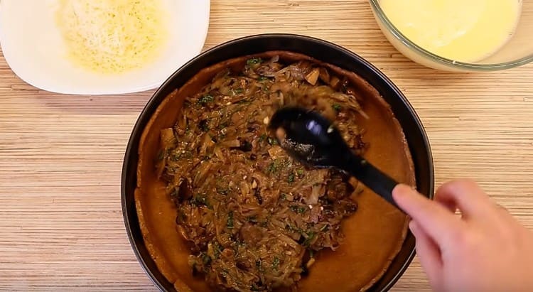 We spread the filling on the basis for our pie.