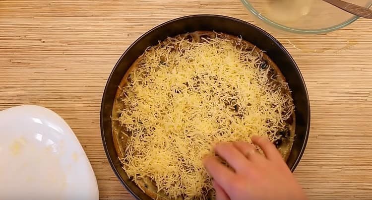 Before going to the oven, sprinkle cheese pie.