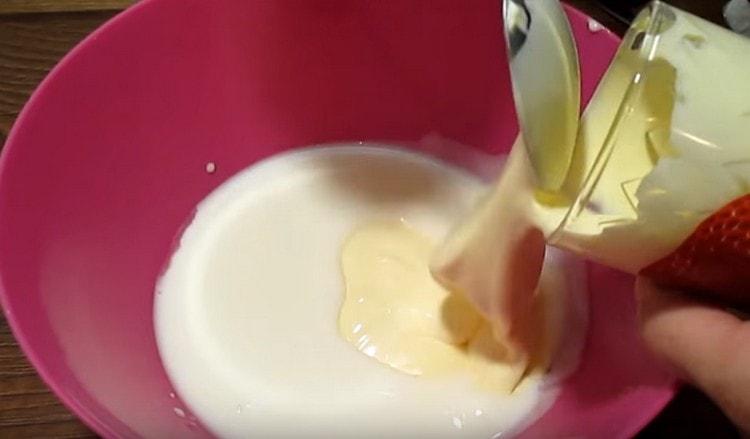 Add mayonnaise to kefir.