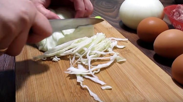 Thinly chop the cabbage.
