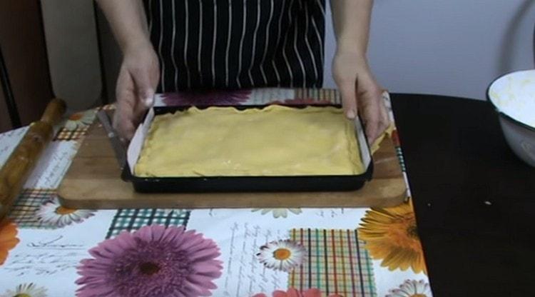 It is necessary to carefully pinch the edges of the dough.