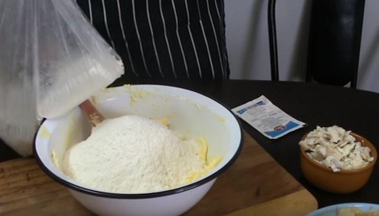 Add flour to this mass.