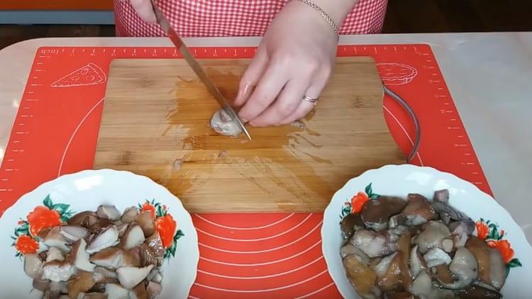 Rinse the boiled mushrooms and cut into slices.