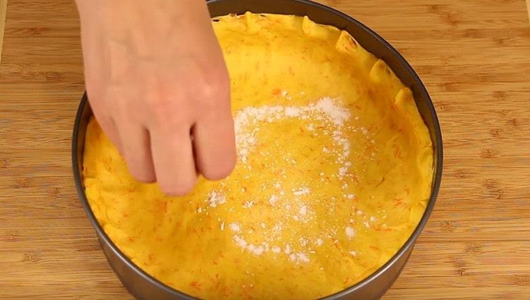 Sprinkle the bottom of the pie with starch.