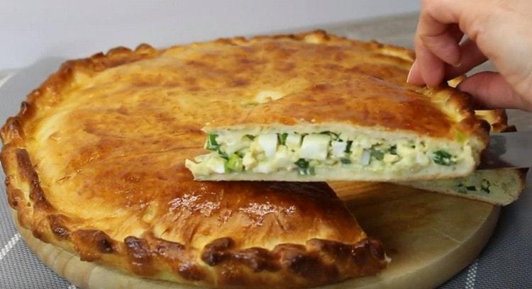 Here we have such a wonderful pie with onions and eggs.