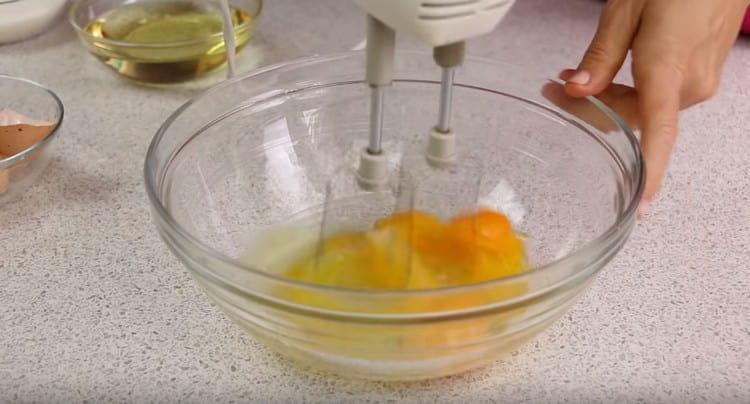 Mix the eggs with a mixer.