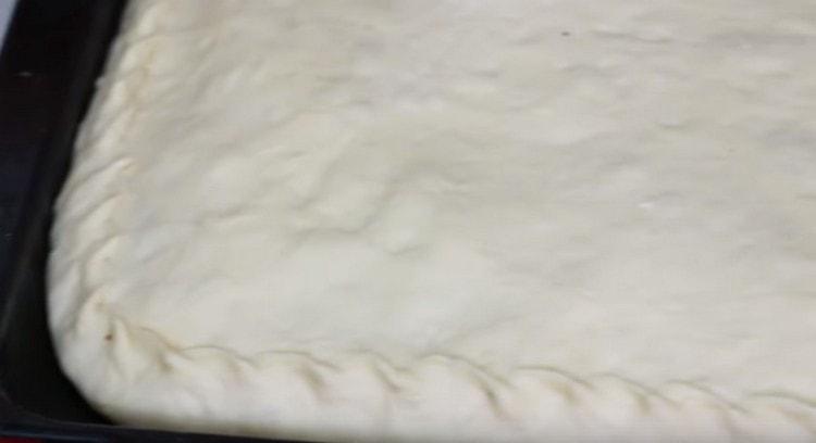 We pinch the edges of the dough.