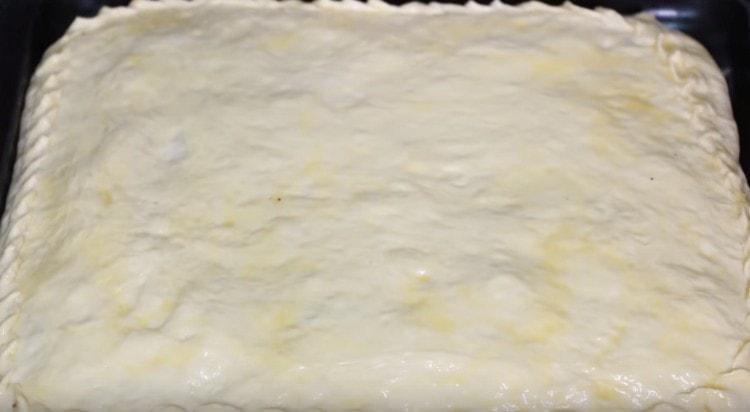 Before sending to the oven, the cake must be greased with a beaten egg.