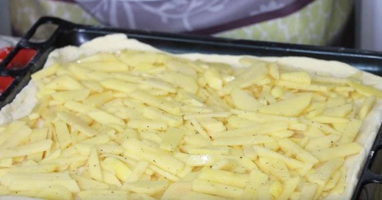 Put the potatoes with the first layer of the pie.