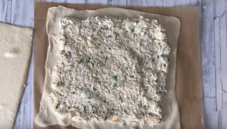 Distribute the filling evenly over the dough.