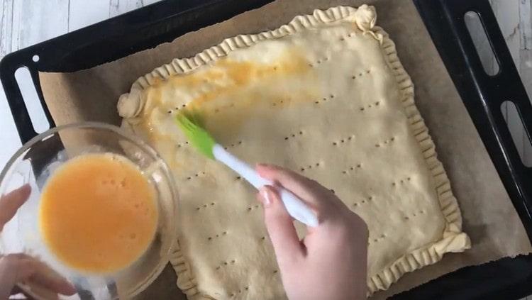 Grease a pie with a beaten egg.