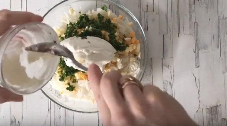 We fill the filling with sour cream.