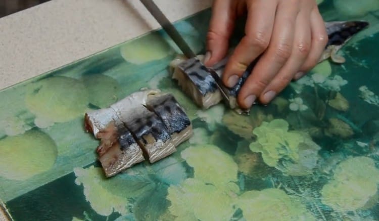 Cut the resulting fillet into pieces.