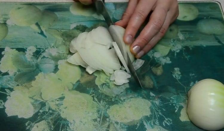 cut the onion into quarter rings.