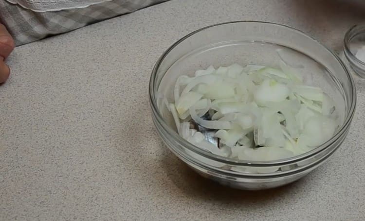 Put the onion to the fish.