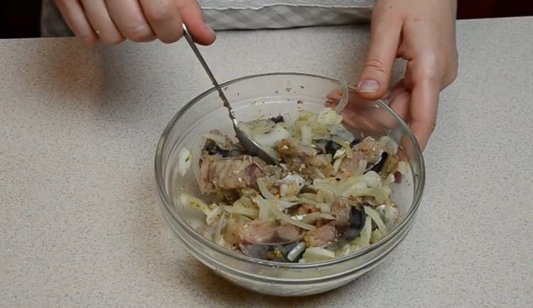 Stir the filling and leave the fish to marinate.