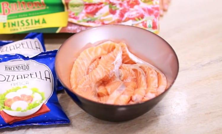 Cut the red fish fillet into identical pieces, salt, pepper to taste.