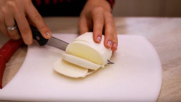 Cut the mozzarella into thin slices.