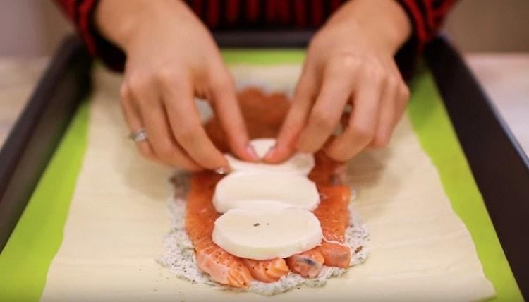 Put the mozzarella slices on the fish.