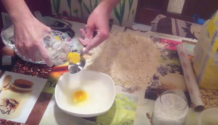 We beat the egg into the water, add salt and vinegar.