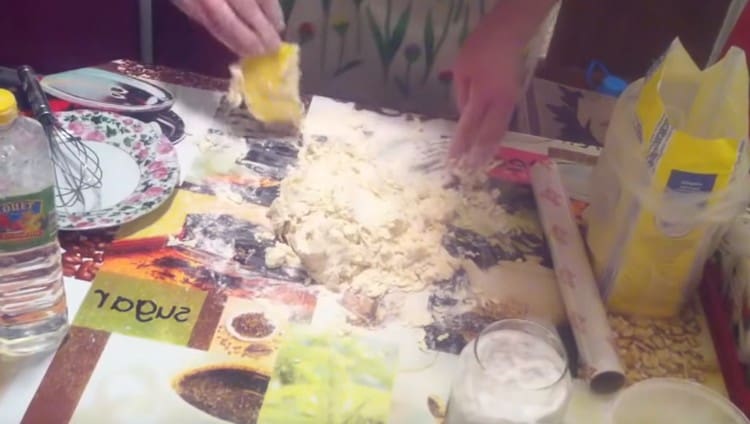 Little by little add water to the mixture of butter and flour, collecting the dough in a lump.