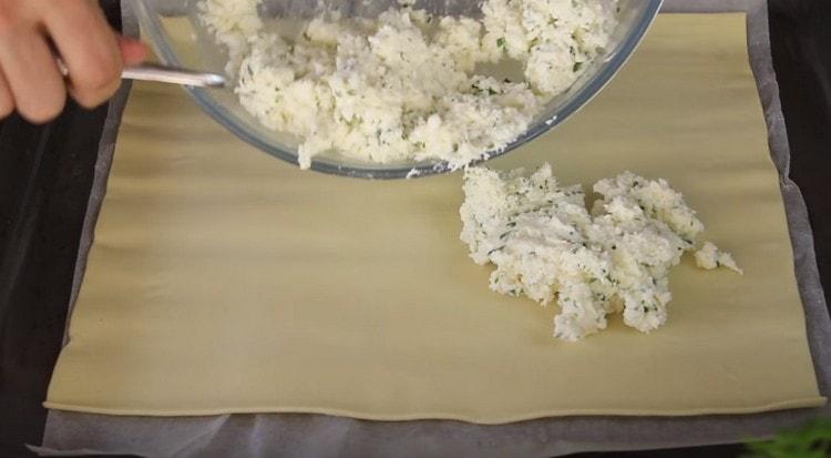 We roll out the dough for the base of the cake, put the filling on it.