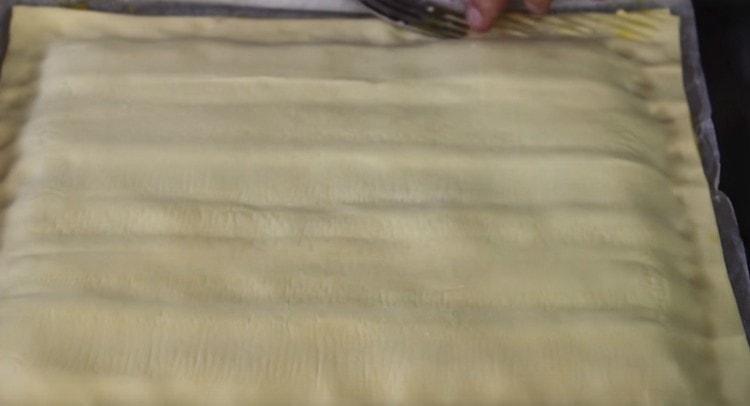 cover the filling with a second layer of dough and pinch the edges.