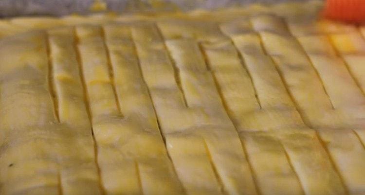 Before baking, grease the cake with yolk.