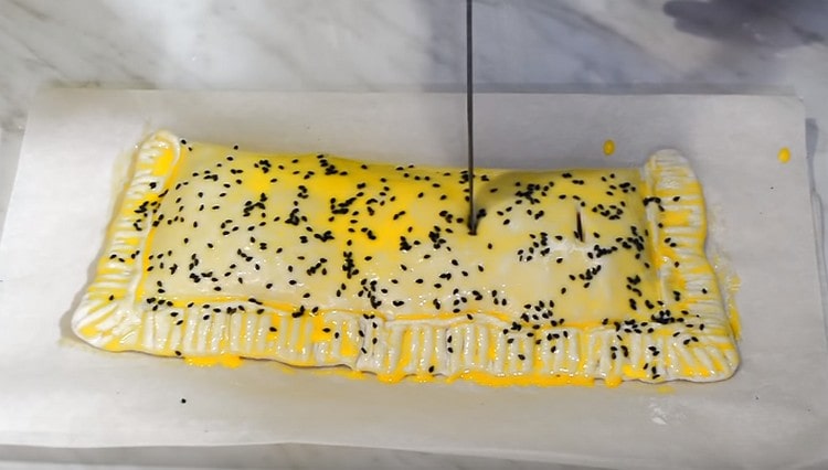 We make cuts on the surface of the cake to release steam.