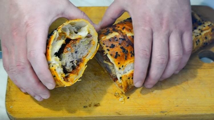 Here we have such a wonderful pie with minced meat.