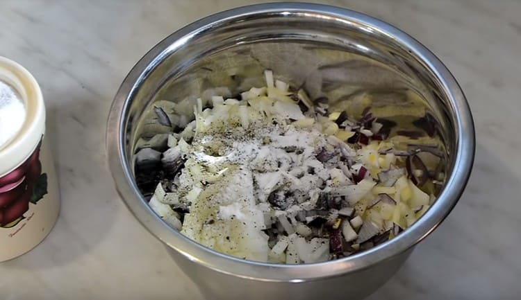 Add the onion to the minced meat, salt. pepper