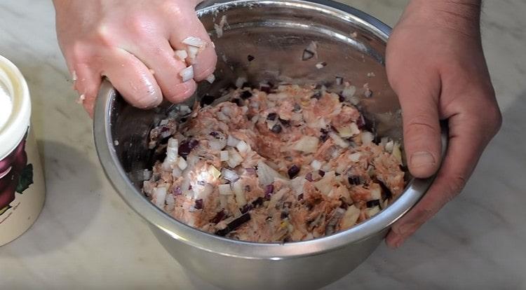 Stir the minced meat with the onion.